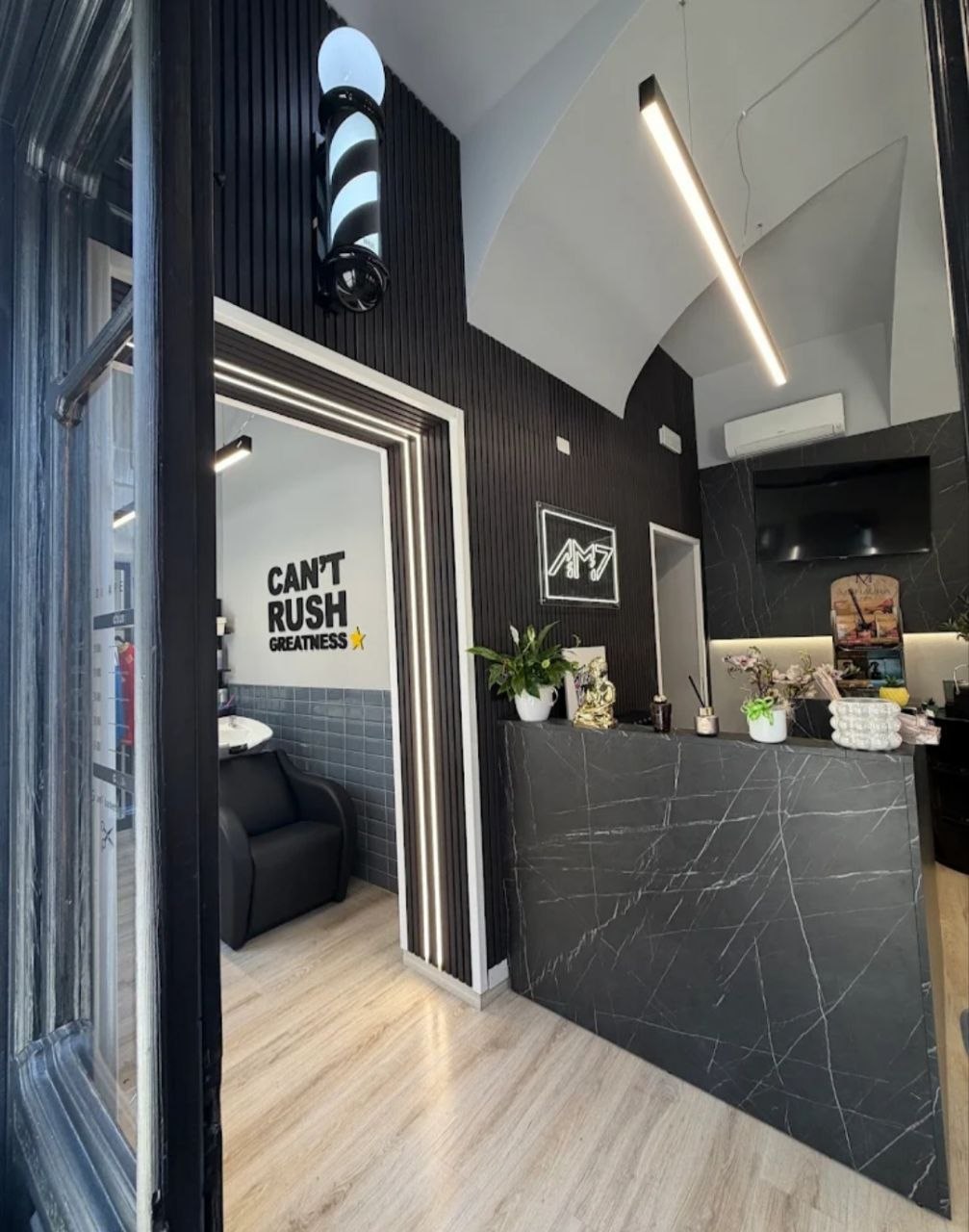 Ingresso e bancone di AM7 Barber