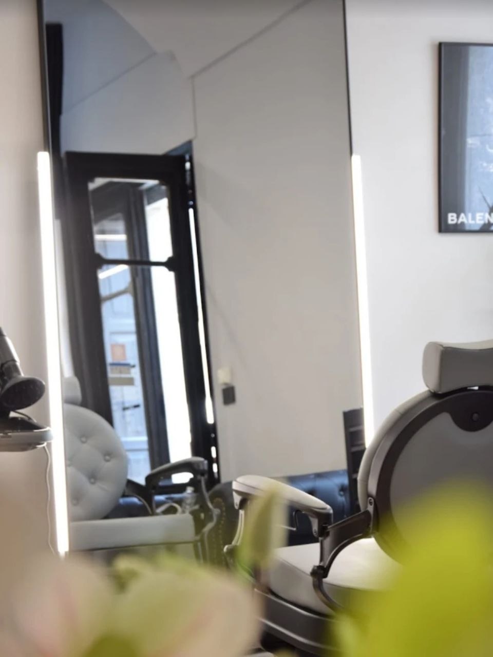 Postazione con specchio illuminato e poltrona di AM7 Barber
