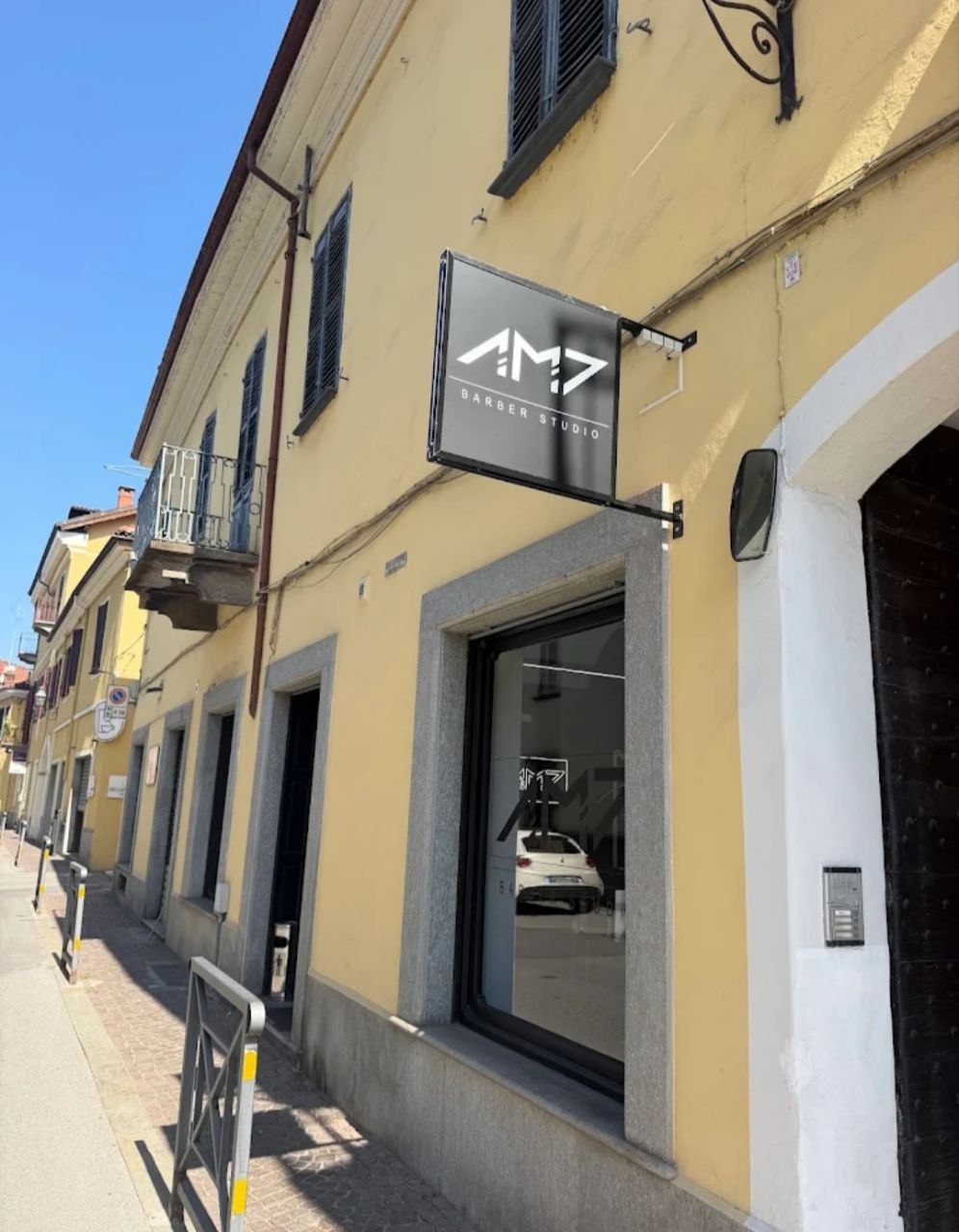 Esterno e insegna di AM7 Barber in Via Vittorio Emanuele