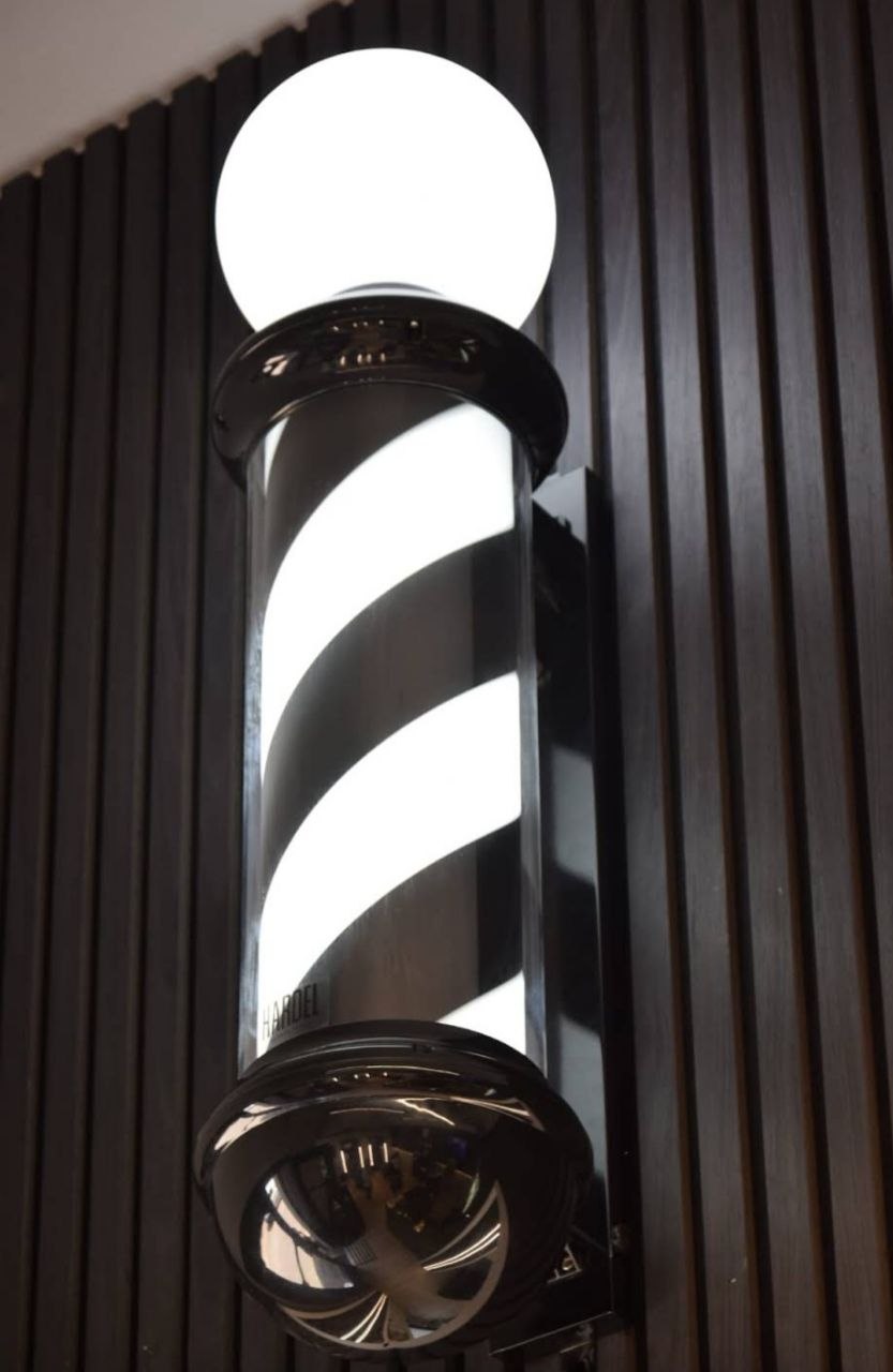 Lampada da barbiere all'interno di AM7 Barber