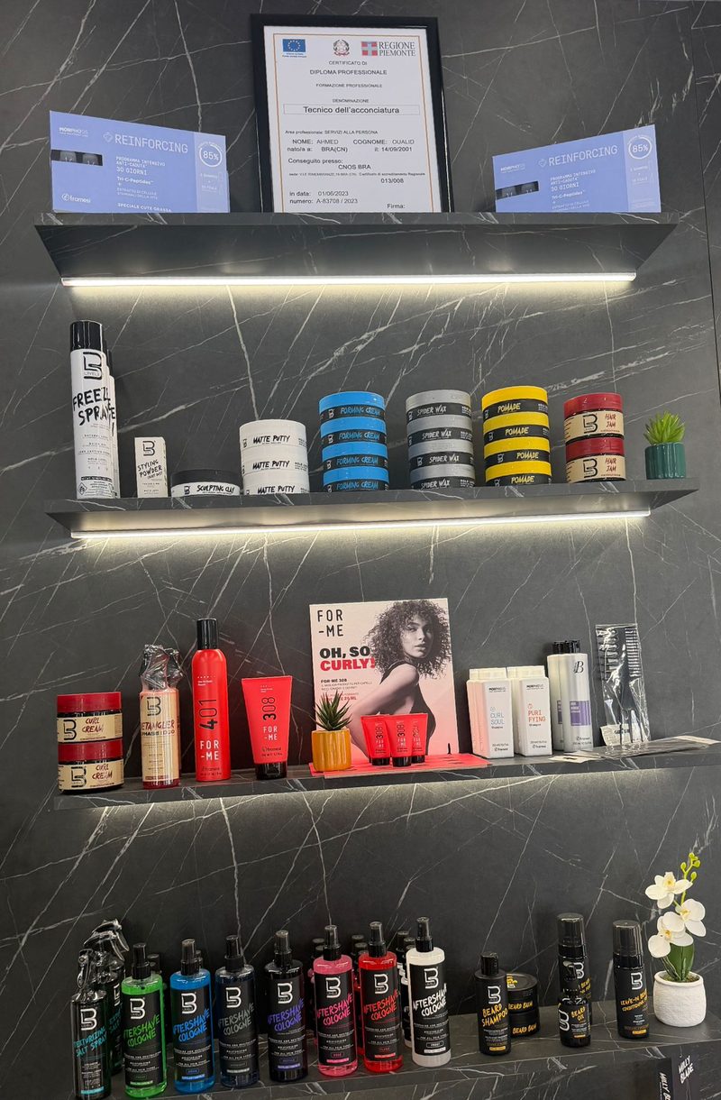 Espositore con i prodotti per capelli e per la barba in vendita da AM7 Barber