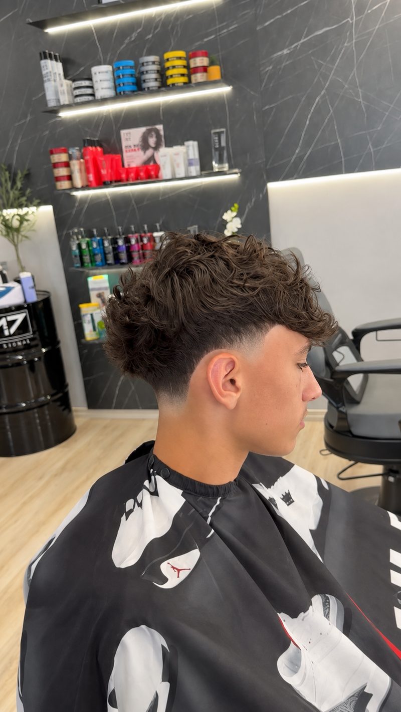 Taglio corto con frangia netta e sfumatura laterale realizzato da AM7 Barber