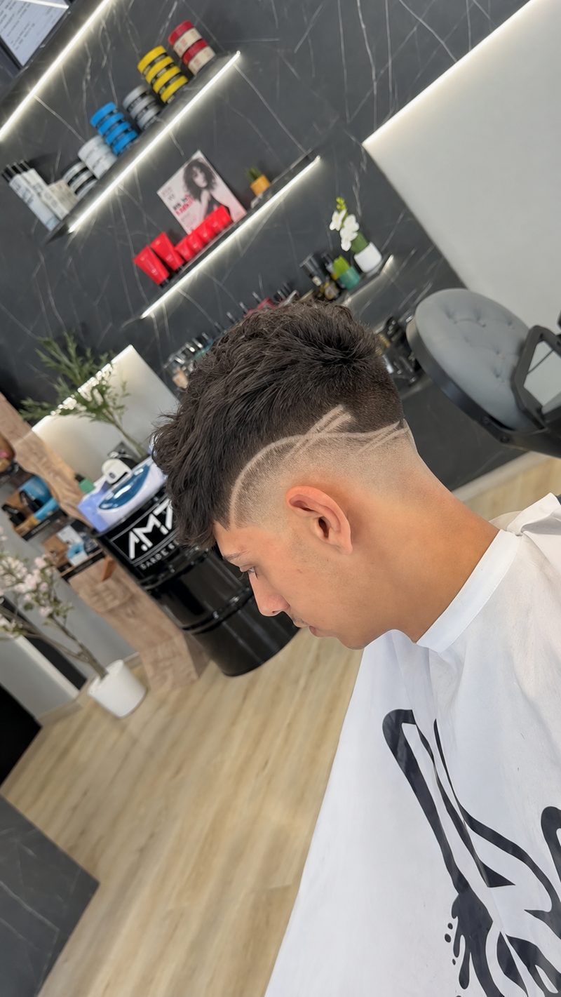 Taglio riccio con frangia e sfumatura bassa realizzato da AM7 Barber