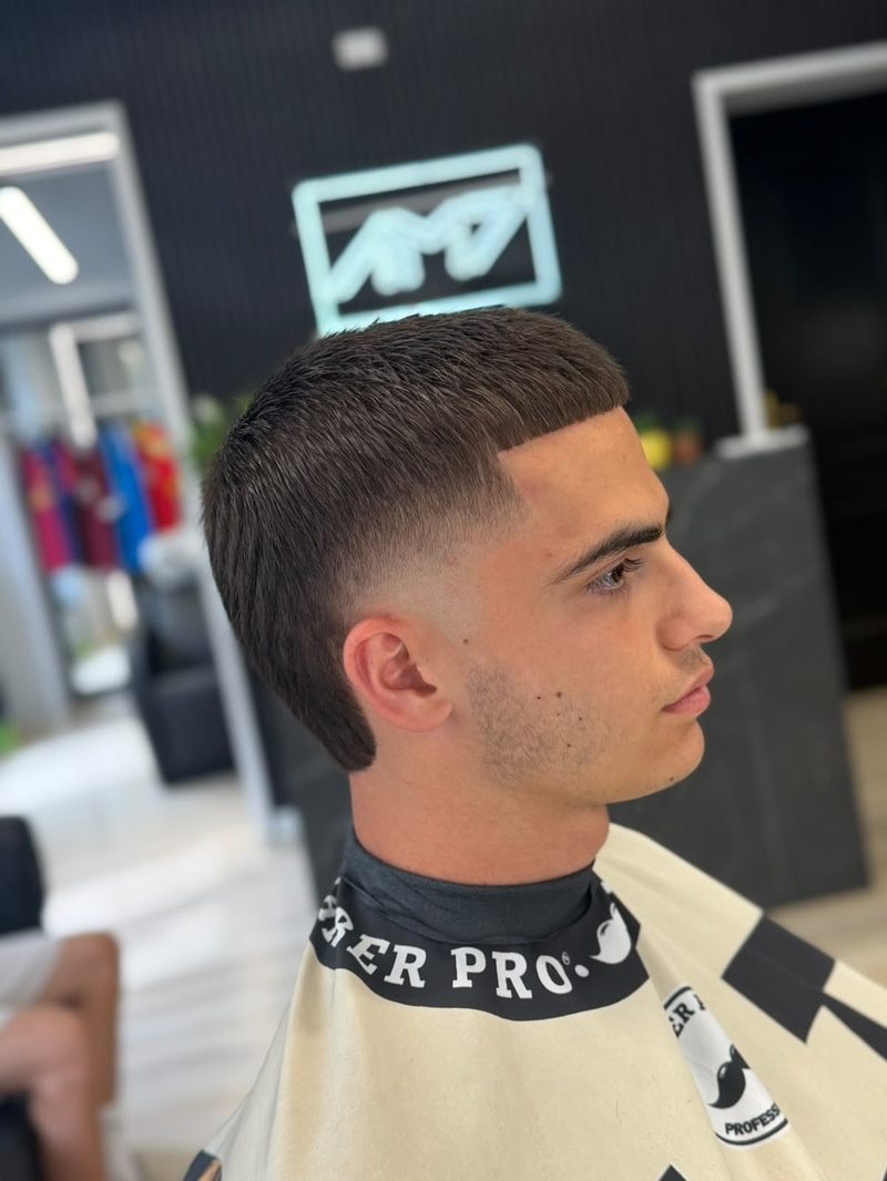 Taglio riccio corto con sfumatura media realizzato da AM7 Barber