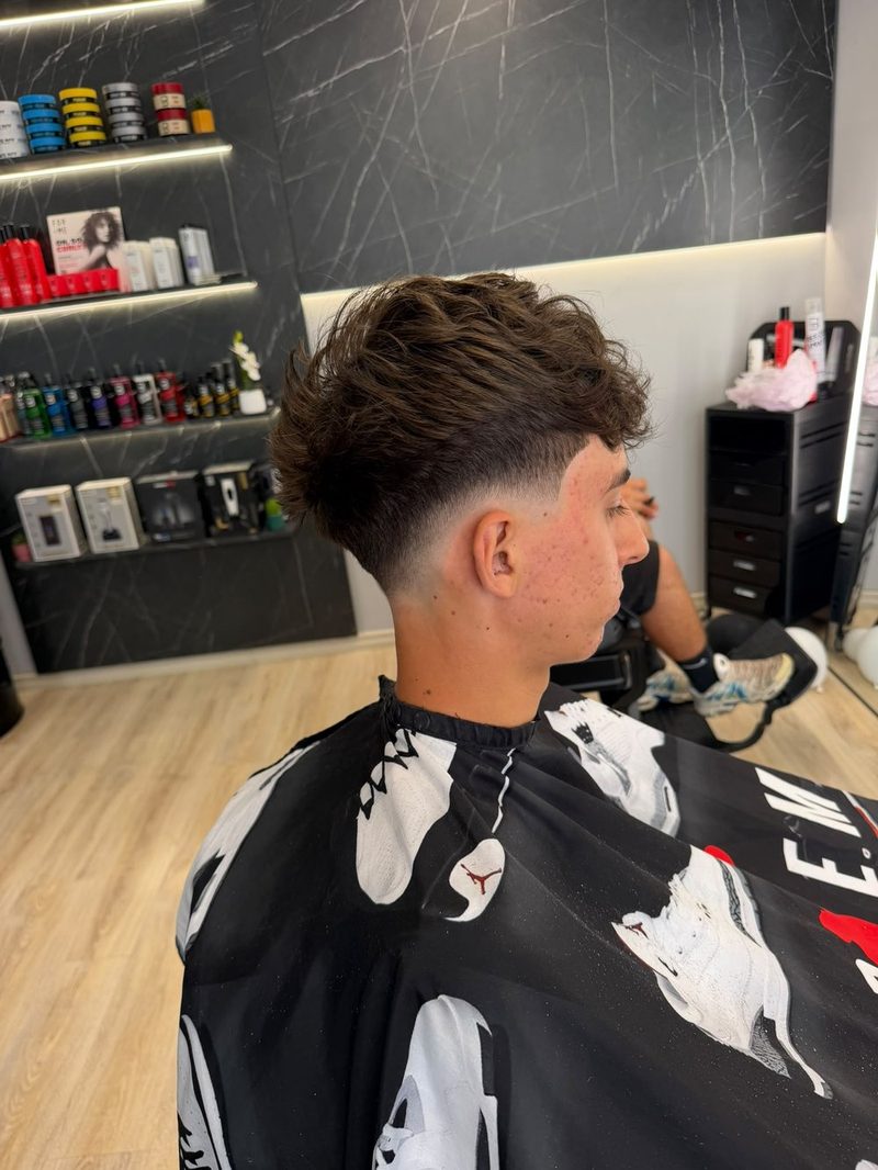 Taglio lungo mosso con sfumatura leggera realizzato da AM7 Barber